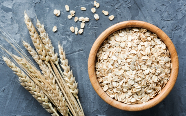 A bowl of oats and some oat grains 